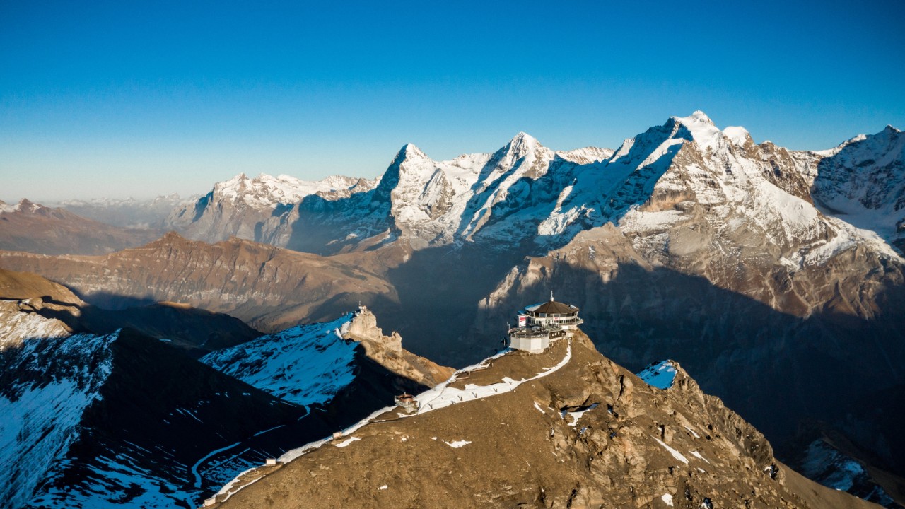 山顶全景与著名的 360° 旋转餐厅