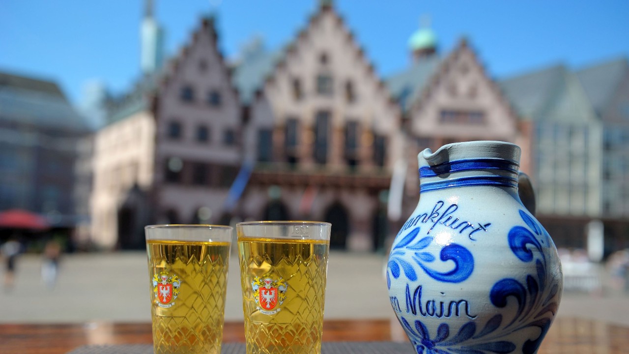 Cidre à savourer dans les traditionnels verres et cruches