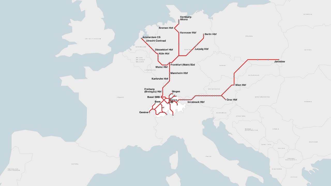 The locomotive plus coach composition runs as EuroCity heading for Amsterdam, Hamburg, Berlin and Vienna. 