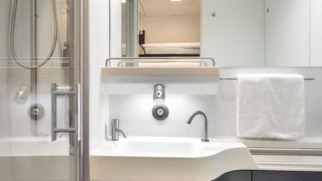 Bad mit Duschmöglichkeit und Toilette im Schlafwagen Comfort Plus.