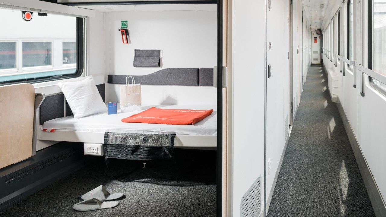 Liegewagen Comfort mit rollstuhlgängigem Privatabteil.