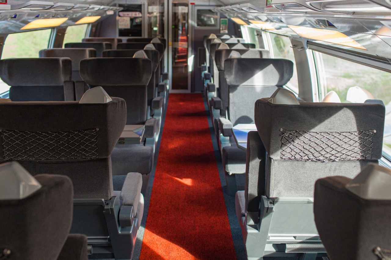 Vue intérieure d'un tain TGV Lyria en classe Première et Première Signature.