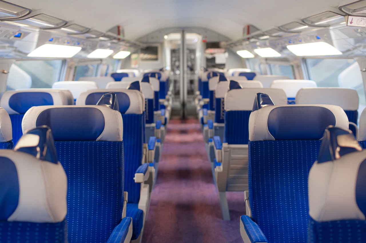 Vue intérieure d’un train TGV Lyria en classe Standard (2e classe). 