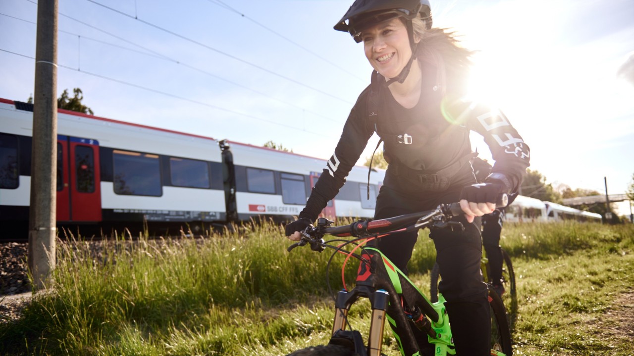 Am gemütlichen Bach entlang führt ein Wander- und Veloweg. 