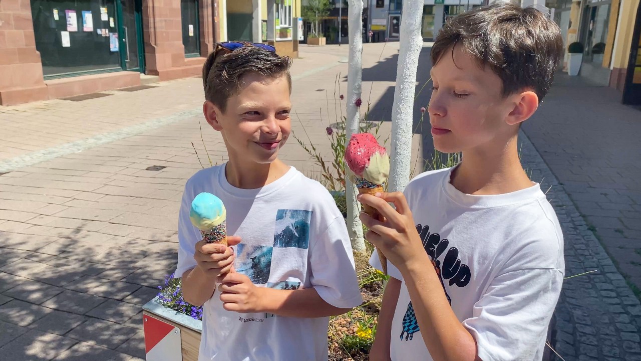 Zwei Jungs essen Eis in der Waffel.