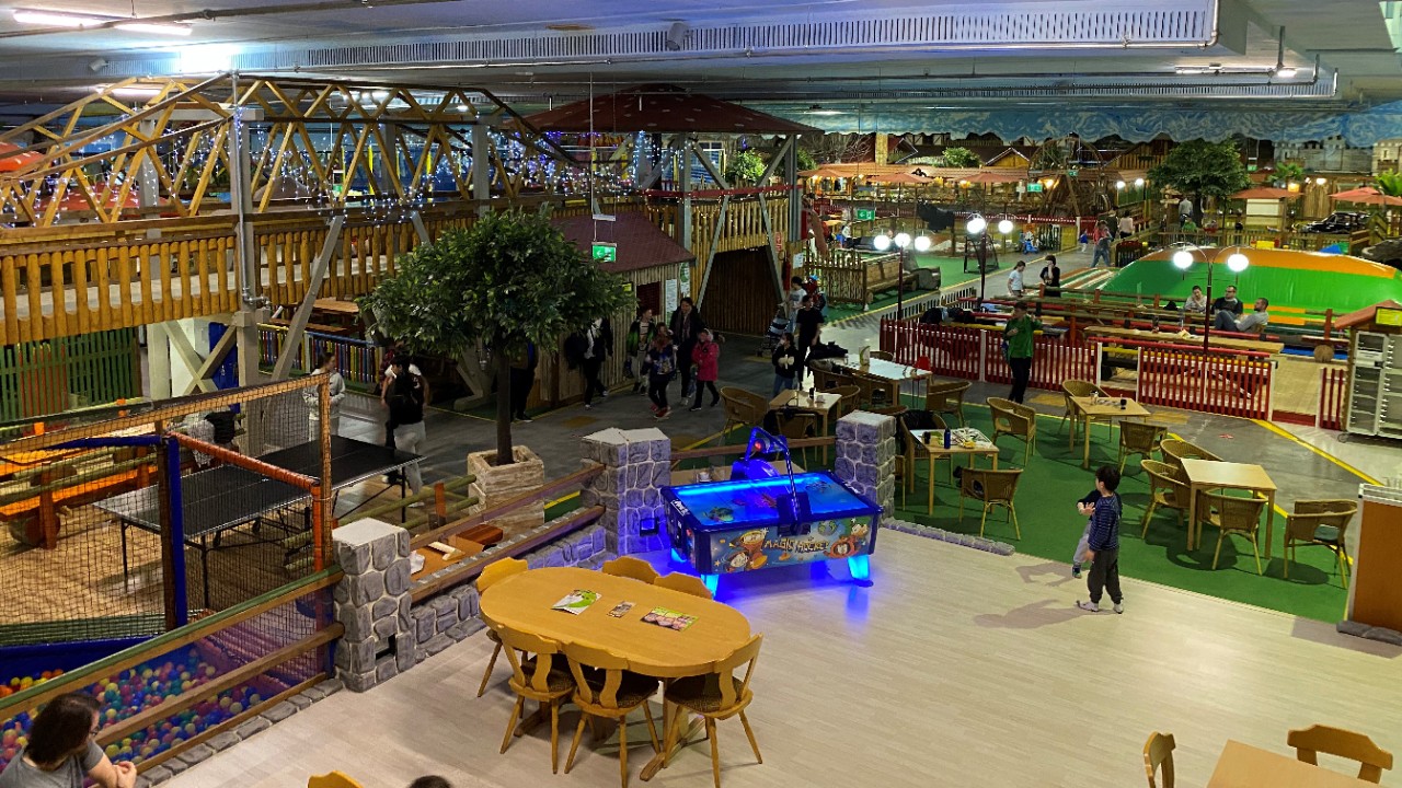 Freizeithalle mit Spielgeräten für Kinder und Erwachsene.